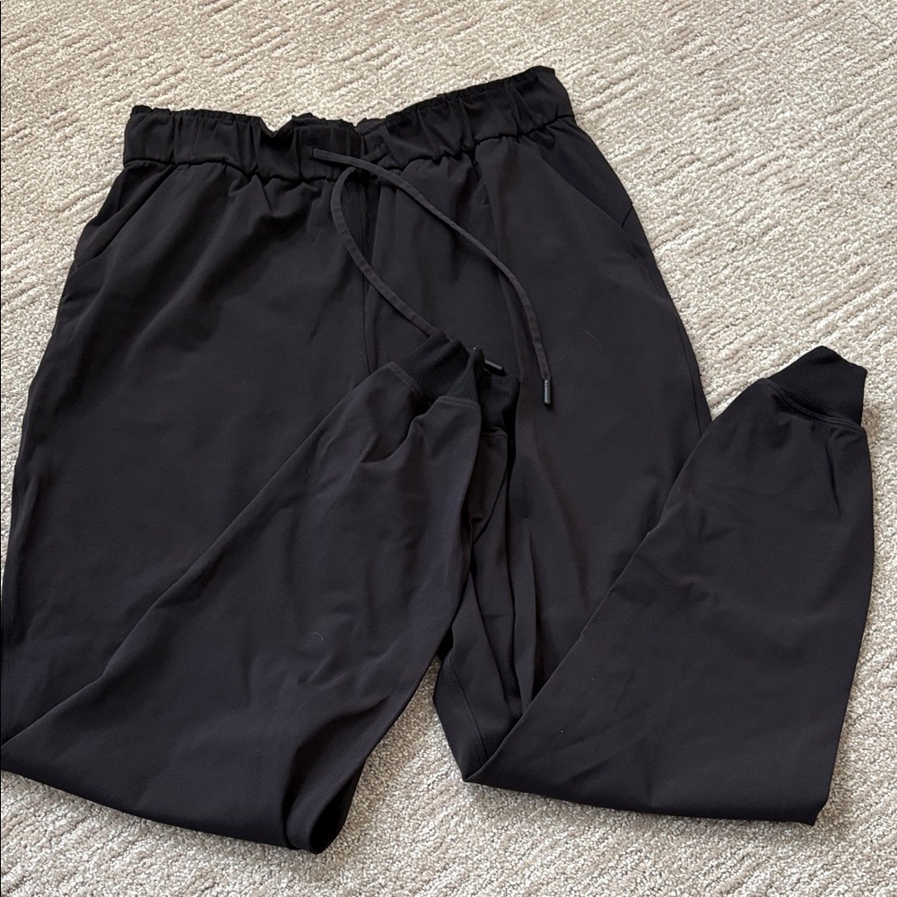 lululemon athletic high rise joggers in EUC 🙌